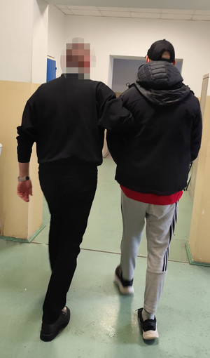 Policjant z zatrzymanym.