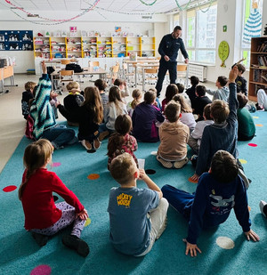 Policjant rozdaje odblaski.