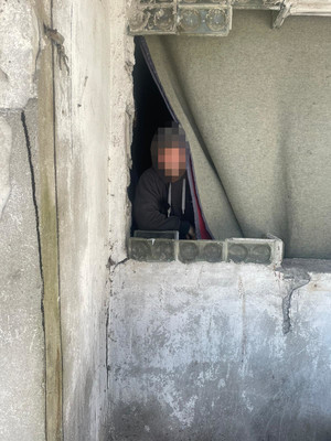 Osoba w pustostanie.