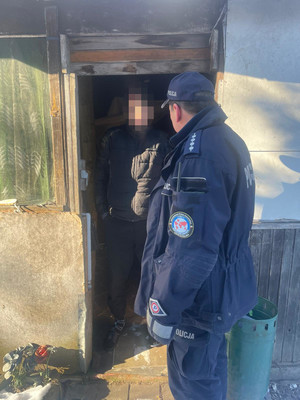 Policjant rozmawia z mężczyzną.