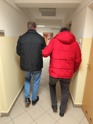 Policjant z zatrzymanym.