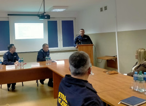 Policjant przemawia.