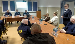 Policjanci siedzą przy stole.