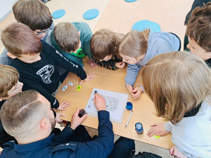 Policjant wykonuje odbitki linii papilarnych.