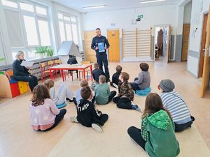 Policjant pokazuje ulotkę.