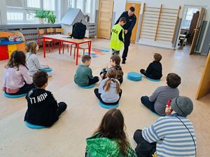 Policjant pokazuje kamizelkę.