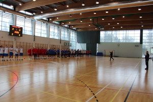 Komendant stoi przed zawodnikami.