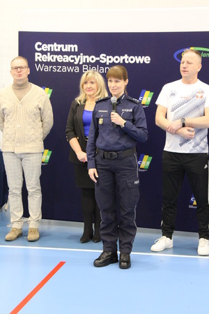 Policjantka przemawia.