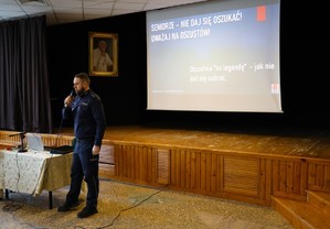 Policjant z mikrofonem.