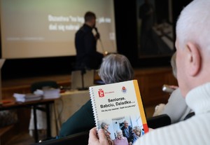 Policjant z mikrofonem.