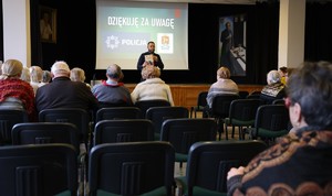 Policjant z mikrofonem.