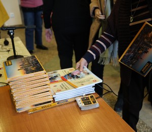 Policjant z mikrofonem.