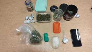 Różnego rodzaju środki odurzające.