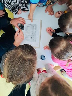 Policjant robi odbitki linii papilarnych.