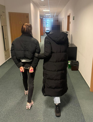 Policjantka z zatrzymaną.