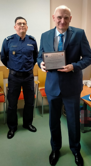 Policjanci i osoby cywilne.