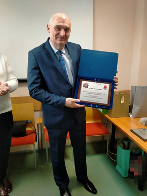 Komendant trzyma tabliczkę.