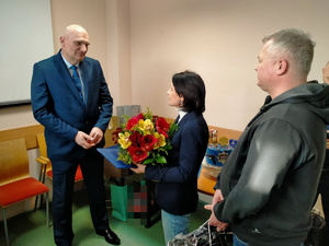 Kobieta składa życzenia mężczyźnie.