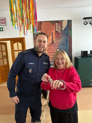 Policjant stoi z kobietą.