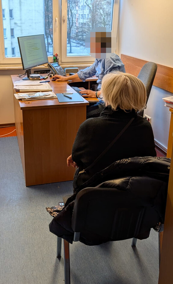 Policjant z zatrzymanym.