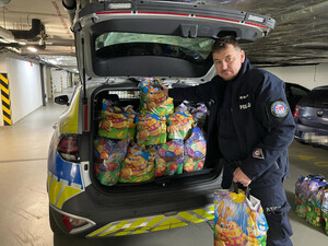 Dzielnicowy pakuje paczki.