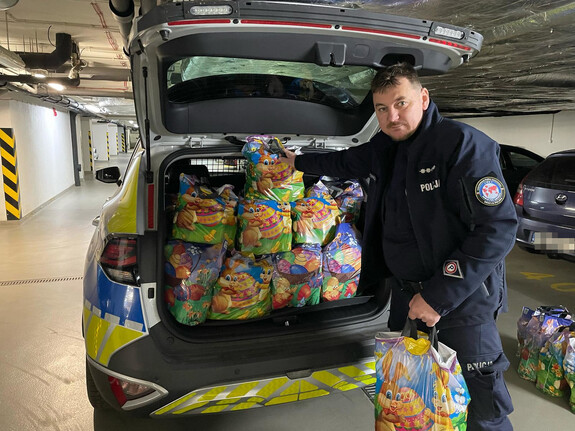 Dzielnicowy pakuje paczki.