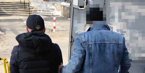 Policjanci z zatrzymanym