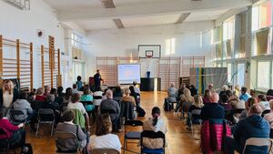 Policjant stoi przed nauczycielami.