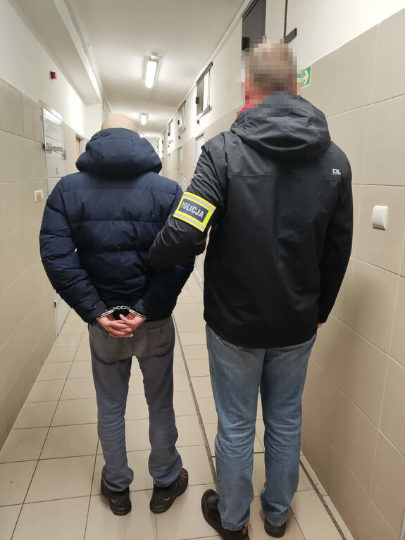 Policjant z zatrzymanym.