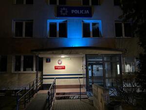 Podświetlony na niebiesko budynek komendy.