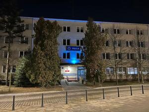 Podświetlony na niebiesko budynek komendy.