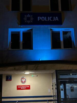 Podświetlony na niebiesko budynek komendy.