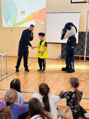 Policjant z borsukiem.