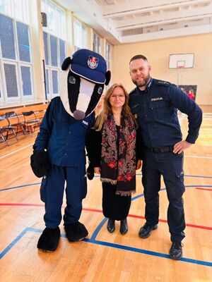 Policjant z borsukiem.