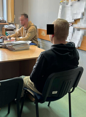 Policjant z zatrzymanym.