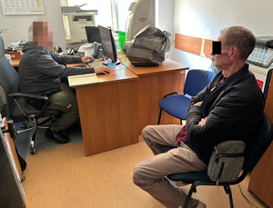 Policjant z zatrzymanym.