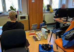 Policjant z zatrzymaną,