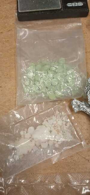 Biała substancja w torbach.