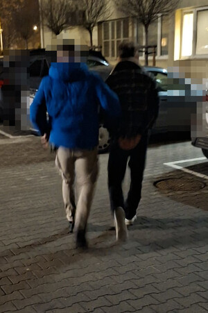 Policjant z zatrzymanym.