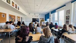 Policjant stoi przed uczniami.