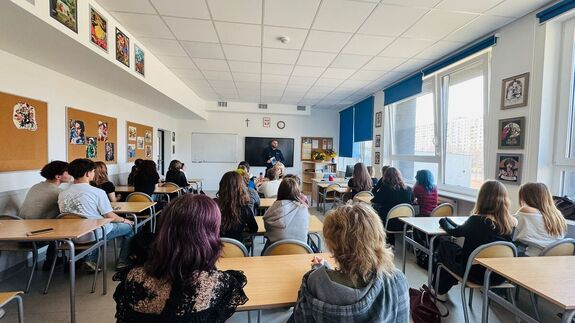 Policjant stoi przed uczniami.