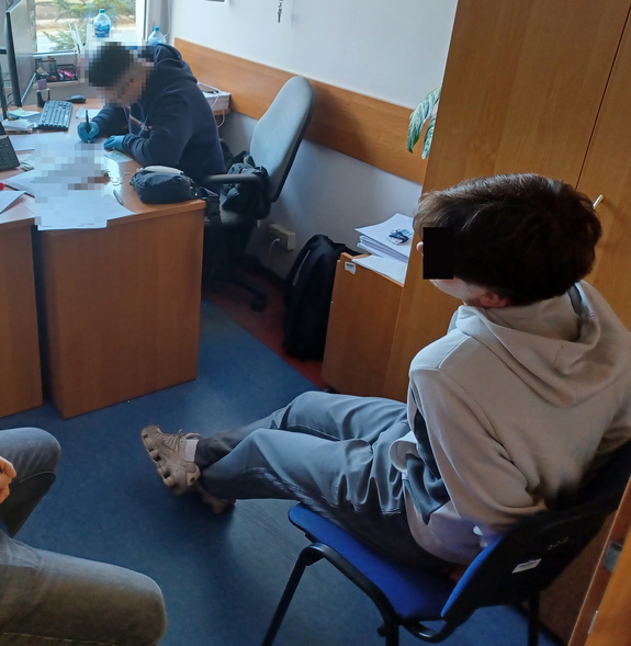 Policjant z zatrzymanym.