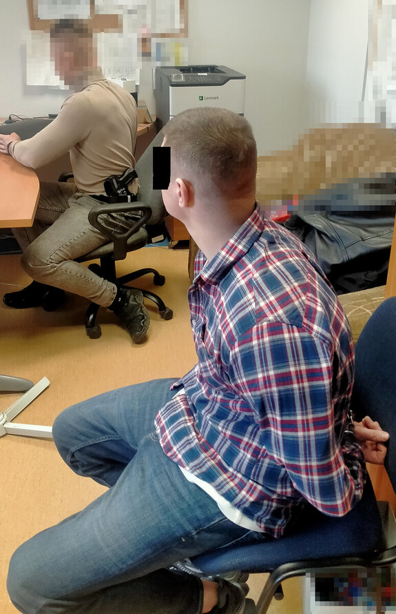 Policjant z zatrzymanym.