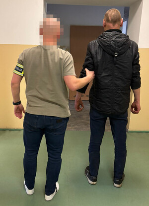 Policjant z zatrzymanym.