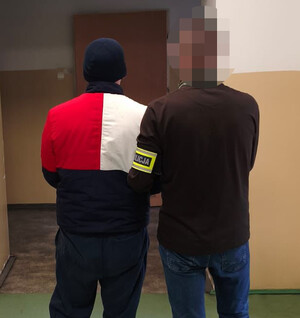 Policjant z zatrzymanym.