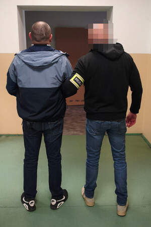 Policjant z zatrzymanym.