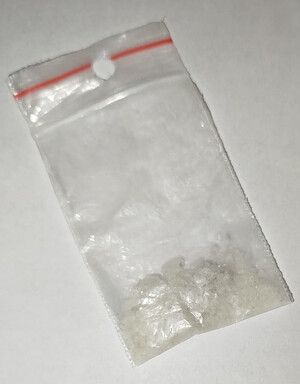 Torebka z białym proszkiem