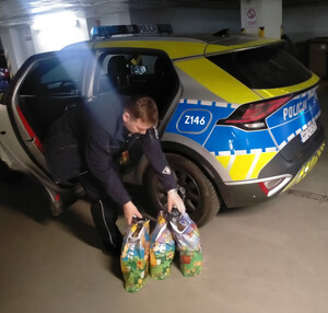 Policjant pakuje paczki.