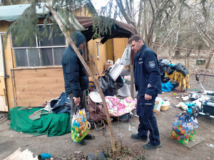 Policjant przekazuje paczki.