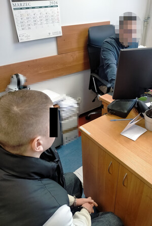 Policjant z zatrzymanym.